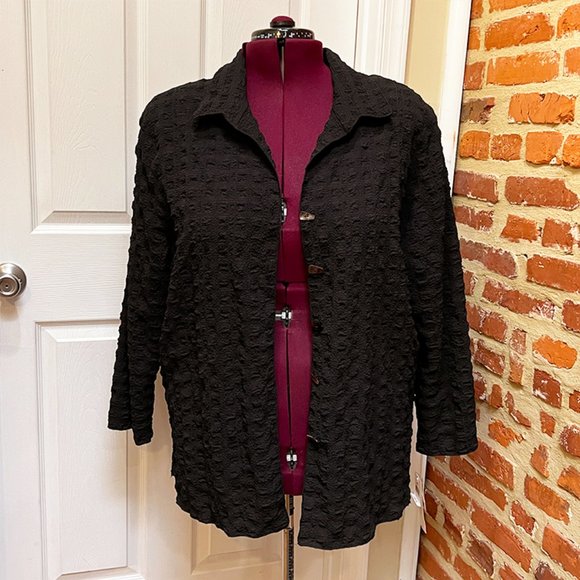 NWT Vikki Vi Relaxed Black Pucker Fabric Blouse/Topper w/ Asymmetrical Buttons - Picture 2 of 6